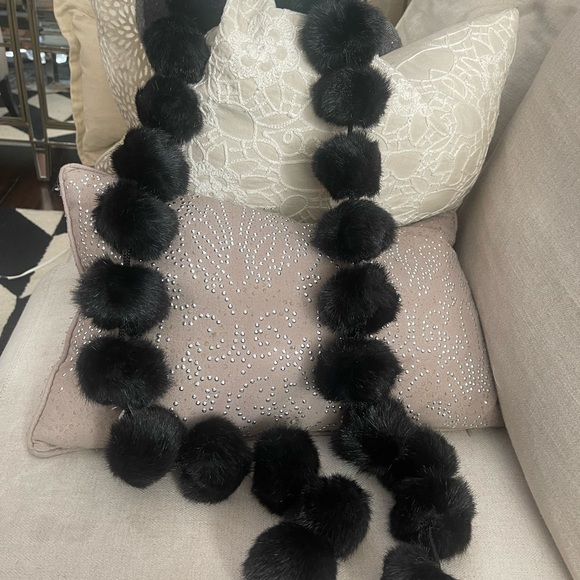 this is a woman’s scarf consisting of 25 fur like pom-poms. It’s 52” long - Picture 7 of 9